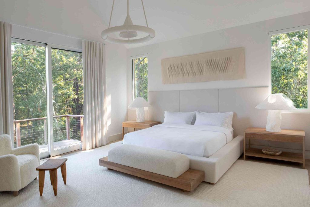 Phòng ngủ đơn giản thường sử dụng màu sắc nhẹ nhàng mang đến sự dễ chịu cho không gian nghỉ ngơi