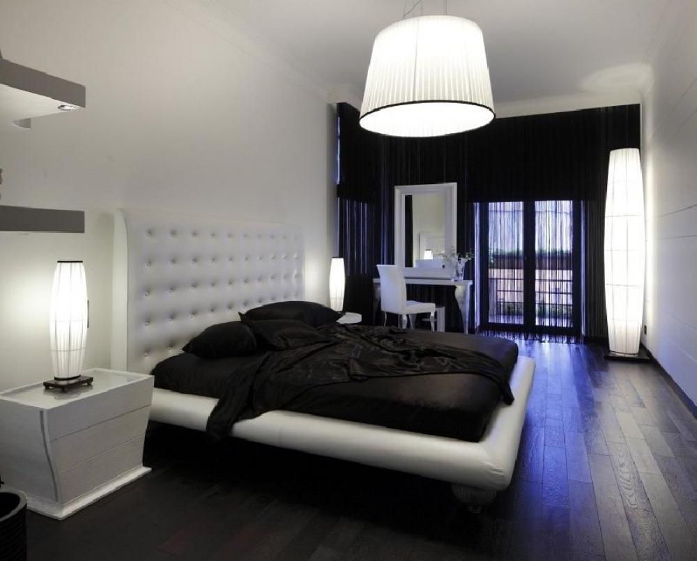 Trong thiết kế nội thất phòng ngủ, trắng đen là hai màu sắc tương phản nhau. Tưởng như đặt gần nhau sẽ gây xung đột nhưng thực tế lại mang đến hiệu quả thẩm mỹ tuyệt vời. Phòng ngủ sử dụng hai gam màu trắng đen thường gây hiệu ứng thị giác mạnh, giúp thu hút mọi ánh nhìn.