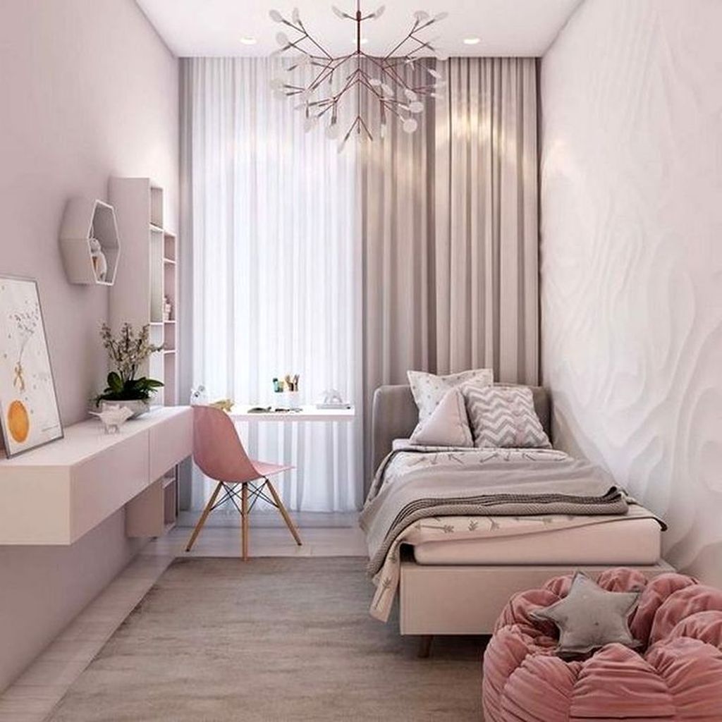Mẫu phòng ngủ 5m2 - 8m2 này ưu tiên sử dụng đồ nội thất treo tường giúp tiết kiệm khoảng trống cho sàn nhà. Song song với đó, mẫu thiết kế cũng sử dụng những gam màu tươi sáng như be, trắng và hồng pastel để tạo cảm giác thoải mái, thư giãn tinh thần và đưa bạn vào giấc ngủ nhanh hơn.