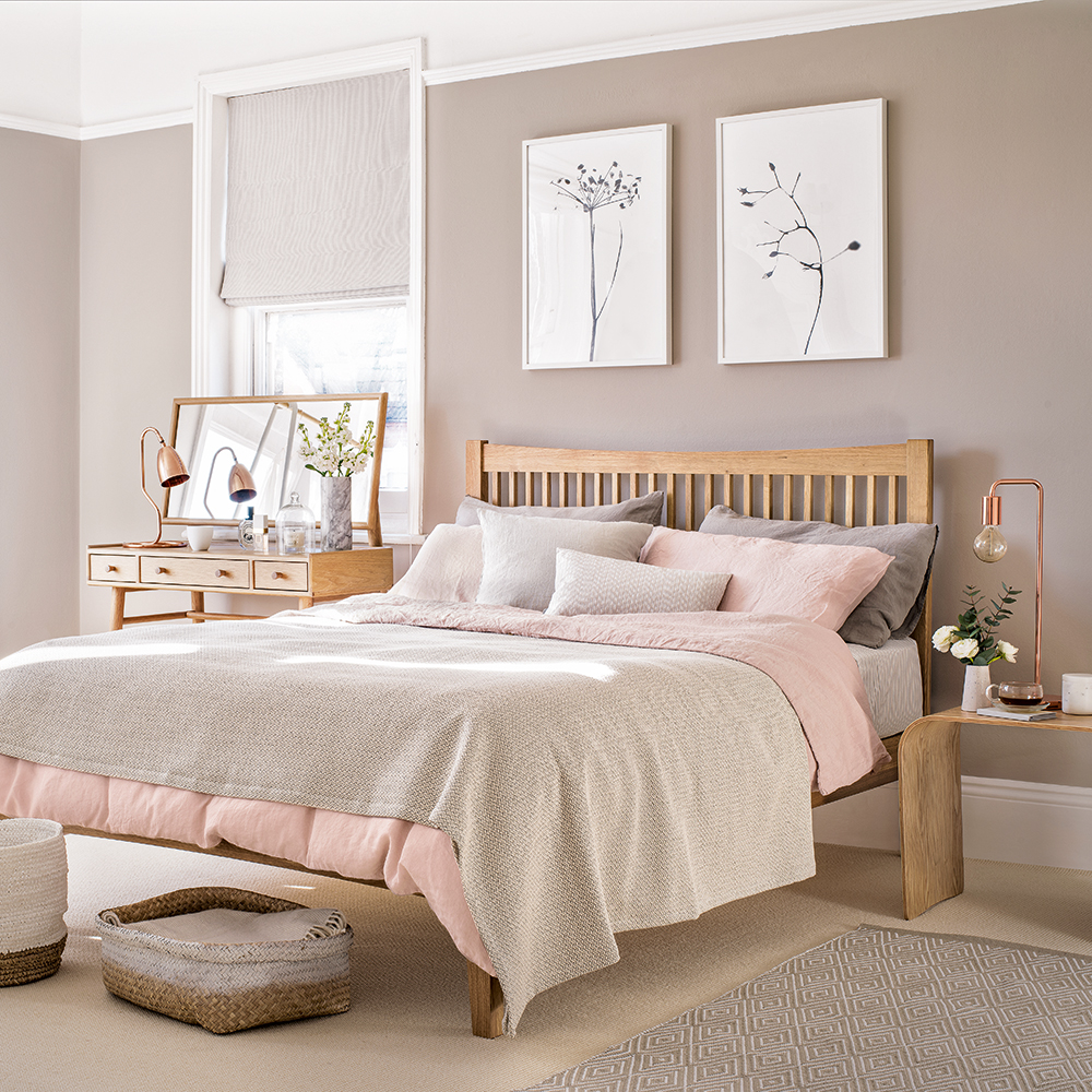 Khi thiết kế phòng ngủ nhỏ 9m2 - 12m2 bạn nên chọn những màu sắc trung tính như trắng kết hợp với màu sắc tươi sáng như hồng để mang tới sự cân bằng và ấm áp cho căn phòng. Ngoài ra, bạn cũng nên sử dụng thêm một số phụ kiện trang trí như tranh ảnh nghệ thuật treo tường để tô điểm thêm sự sinh động cho không gian nghỉ ngơi.